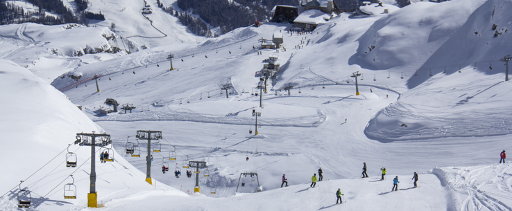 Bambini sulla neve: le nuove linee guida per sciare in sicurezza 